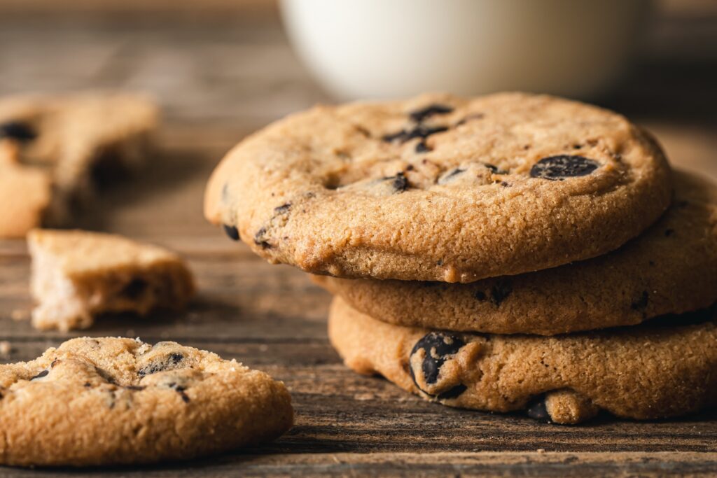 Stapeltje chocolate chip koekjes met houten achtergrond